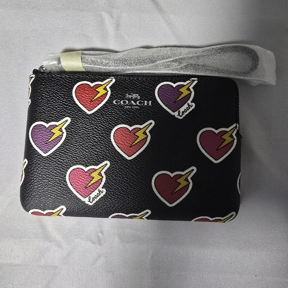 Brand New Coach Heart Wristlet - Picture 4 of 6